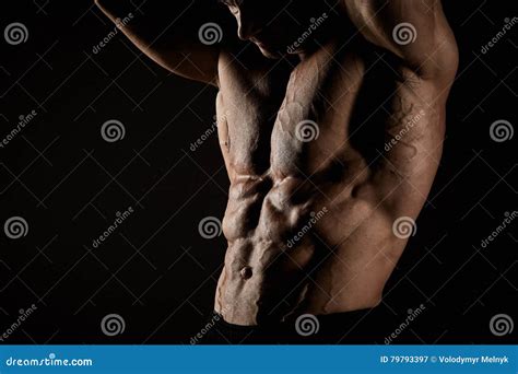 Torso Del Culturista De Sexo Masculino Atractivo En Fondo Negro Imagen