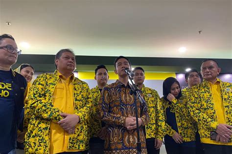 Foto Makna Batik Gibran Rakabuming Saat Diusung Jadi Cawapres Golkar