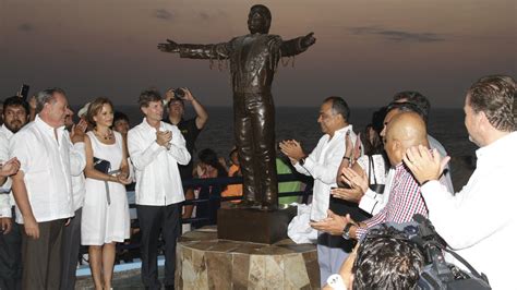 Se La Robaron Desaparece Estatua De Juan Gabriel Colocada En Acapulco