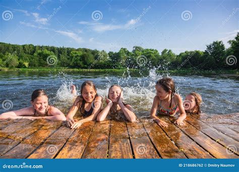 Enfants Heureux Profitant Des Vacances D T Au Lac Photo Stock Image