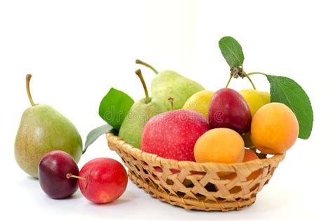 Frutas Peras Kiwis Melocotones Y Naranja Sobre Fondo Blanco Foto De