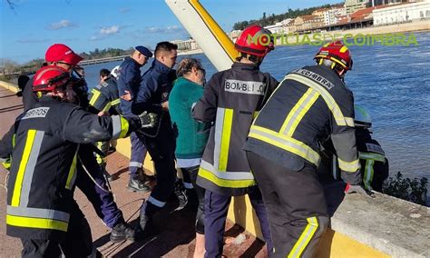 Praticante de canoagem resgatado no rio Mondego em Coimbra vídeos