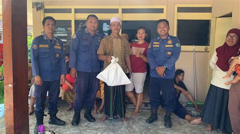 Tim Rescue Bpbd Sidoarjo Melakukan Evakuasi Sarang Tawon Vespa Di Desa