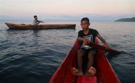 Nelayan Di Teluk Babang Mencari Ikan Masih Menggunakan Perahu