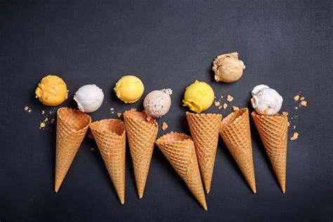 Helado En Conos Varios Tipos De Helado En Conos De Gofre Sobre Un