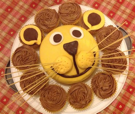 Easy Lion Birthday Cake With Cupcake Mane Lion Cakes Lion Birthday