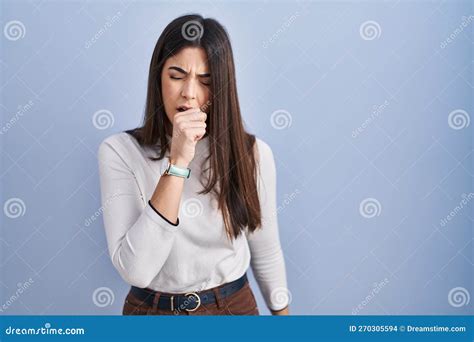 Junge Brunette Frau über Blauem Hintergrund Steht Und Sich Unwohl Fühlt Und Husten Als
