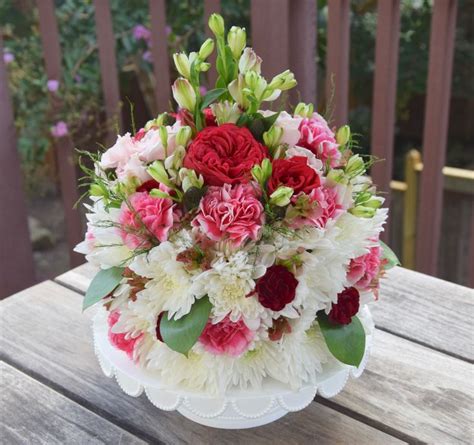 Flower cake for birthday. | Flower arrangements, Flower delivery, Local ...