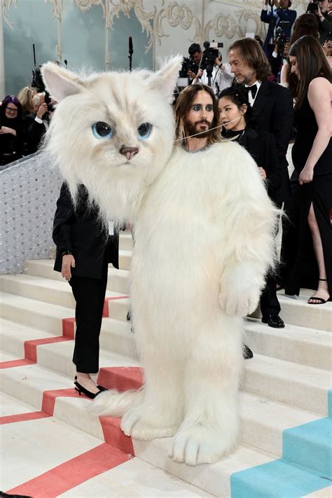 Jaret Leto Surpreende Ao Ir De Gato De Karl Lagerfeld No Met Gala