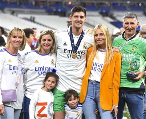 Photos Real Madrid Goalie Courtois Engages Girlfriend Punch Metro