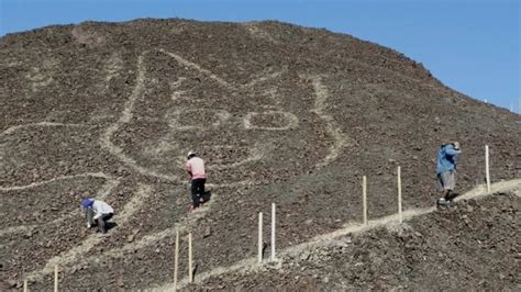 Pampas de Nasca el geoglifo de un felino de más de 2 000 años de