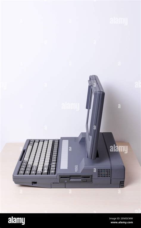 Toshiba T3100e 1986 Personal Computer PC Laptop Notebook On Office