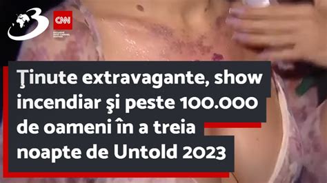 Ţinute extravagante show incendiar şi peste 100 000 de oameni în a