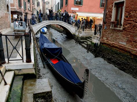 Venice without water: Gondolas helplessly abandoned on dried-up canals ...