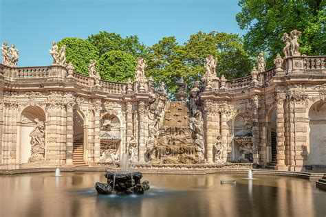 Nymphenbad Brunnen Im Zwinger Mit Blick Bild Kaufen