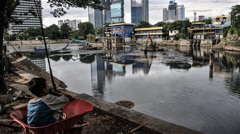 Bpbd Dki Imbau Warga Di Bantaran Sungai Waspada Banjir News Liputan