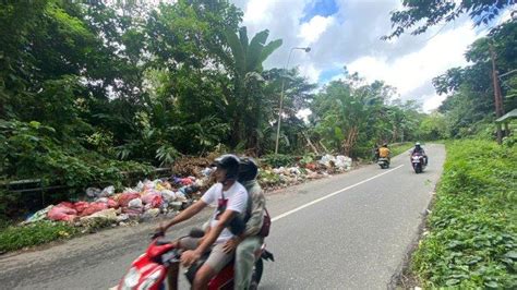 Sampah Menumpuk Di Jalan Perbatasan Kecamatan Leihitu Dan Kota Ambon