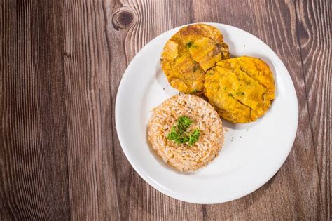 Riz La Noix De Coco Et Riz Patacon Plantain Et Patacon En Assiette