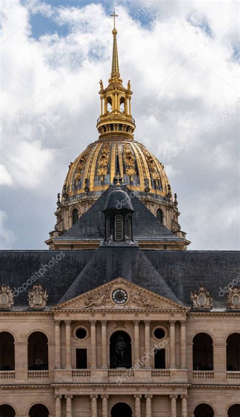 Una impresionante vista de Le Dome des Invalides un hito histórico en