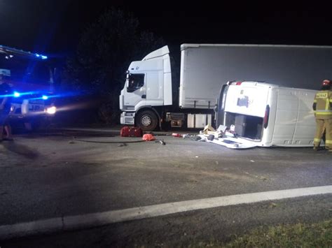 Zderzenie busa z ciężarówką na skrzyżowaniu DW 403 i DW 401 przy węźle