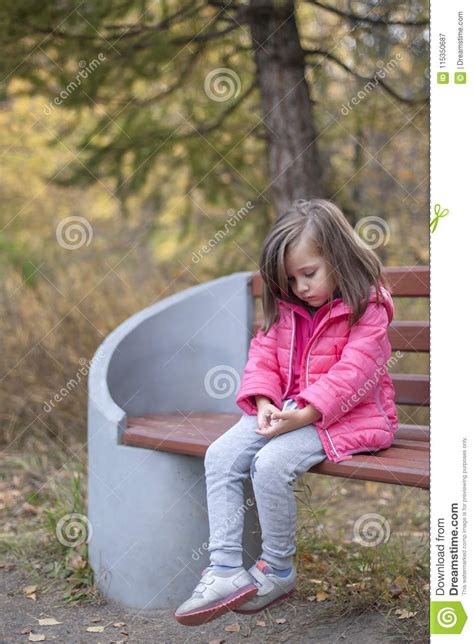 Petite Fille Triste S Asseyant Sur Le Banc En Parc Image Stock Image