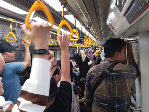 Penumpang LRT Sumsel Membeludak PT KAI Tambah Kereta