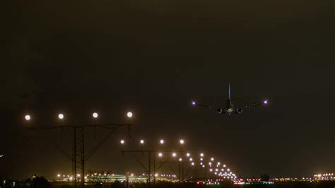 Airplane landing at night 43257715 Stock Video at Vecteezy