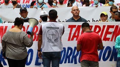 Padres de familia marchan para exigir el regreso a clases Panamá en