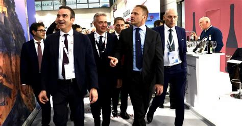 Vinitaly Il Ministro Dell Agricoltura In Visita Ai Padiglioni Calabria