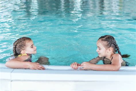 Zwei Kleine Mädchen Schwimmen Im Pool Zwei Freunde Im Pool Kinder Im