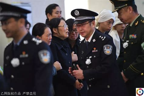 民警抓捕逃犯牺牲，千人送别，牺牲时染红的白外套已穿了十几年 张雪松