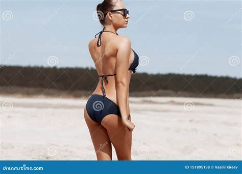 Hermosa Joven En Un Bikini Sexy En La Playa Foto De Archivo Imagen De