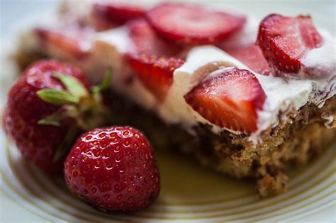 Jordbærkage med mandelbund og creme VEGETAROPSKRIFTER Jordbærkage