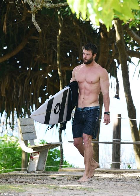 Chris Hemsworth Confesses To NUDE Photos On His Phone Daily Mail Online