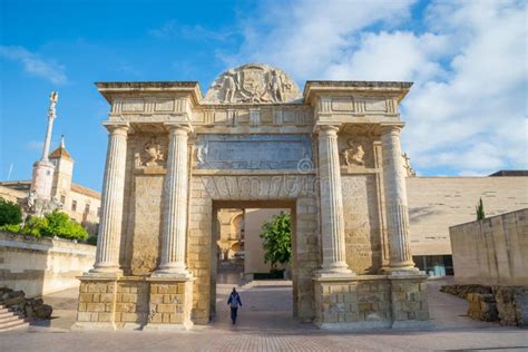 Puerta En El Puente Romano Famoso En C Rdoba Espa A Imagen De Archivo