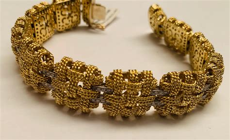 Elegant Vintage Italian 18 Karat Yellow Gold Diamond Bracelet For Sale