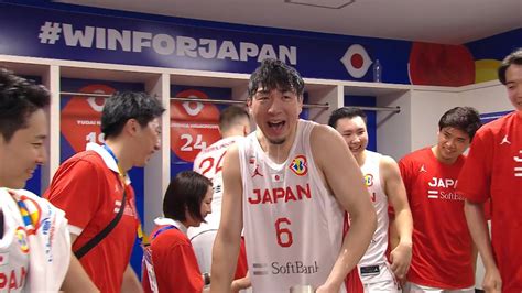 【バスケ男子日本代表｜ベネズエラ戦 ロッカールーム】大活躍の比江島慎を歓喜の輪で迎える！ パリ五輪出場に大きく前進｜fibaバスケットボール