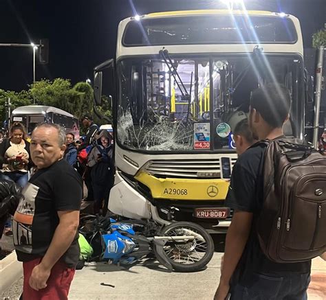 Vídeo mostra momento que ônibus no BRT atinge moto do Segurança