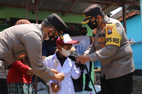 Sejumlah Pelajar Di Mojokerto Terima Seragam Dan Peralatan