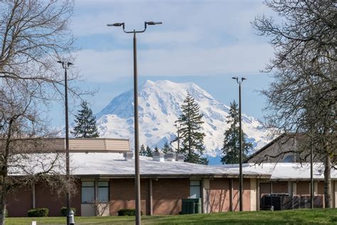 Washington High School in Parkland with Mt rainier [OC] : r/MtRainier