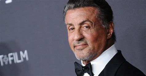 Sylvester Stallone Sorprende La Folla Arrivando Alla Statua Di Rocky