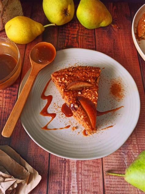 Veganer Hafer Birnenkuchen mit Zimt Karamell und Haselnüssen