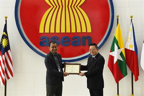 Secretary General Of Asean Presents ‘staff Of The Month Award To