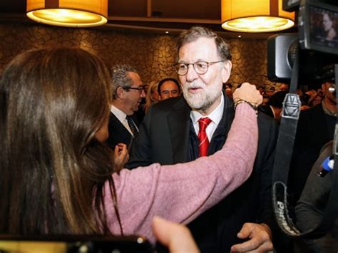 Unos J Venes Se Encuentran Con Rajoy En Menorca Le Piden Una Foto Y Su