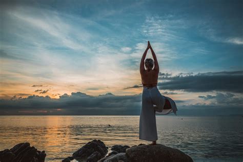 Come Eseguire La Posizione Yoga Dell Albero TuoBenessere It