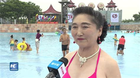 Asombrosa demostración de mujeres mayores en bikini YouTube