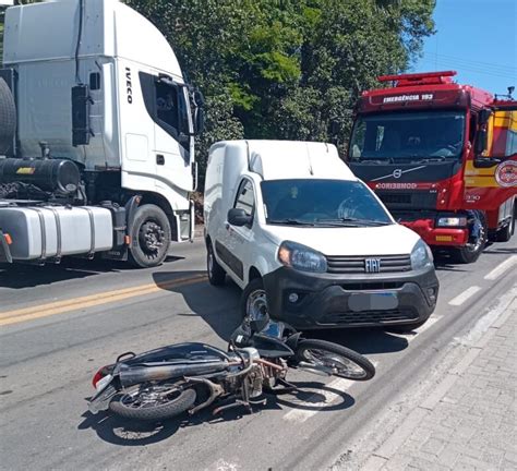 Motociclista é encaminhado ao hospital após acidente na SC 108 em