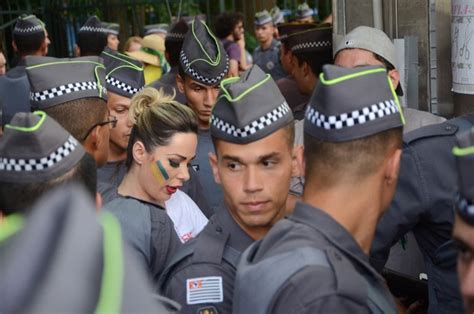 EGO Ju Isen e Jéssica Lopes são detidas por tirar a blusa em protesto