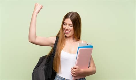 Mujer Joven Del Estudiante Sobre Fondo Verde Aislado Que Celebra Una