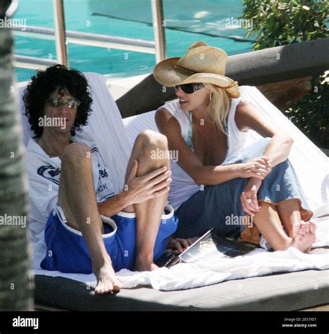 Exclusive!! Newly engaged Howard Stern and fiancee Beth Ostrosky relax ...